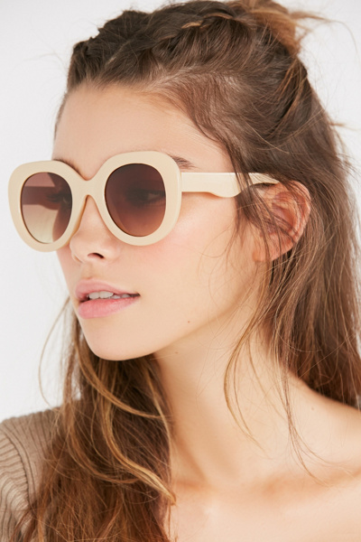 Sonny Oversized Round Sunglasses | Urban Outfitters display picture 3