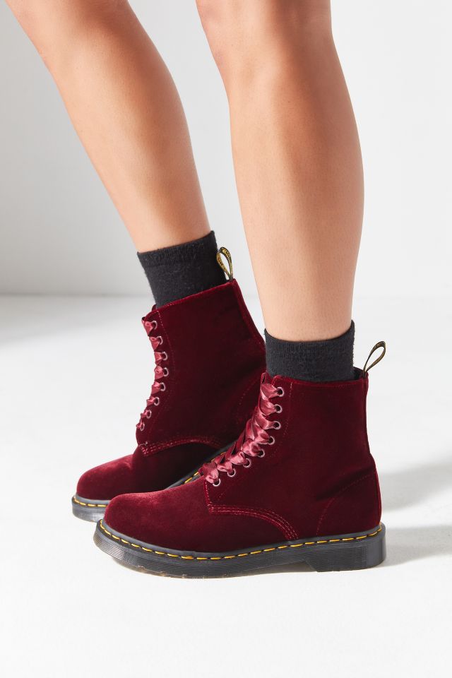 Dr martens hot sale 146 velvet