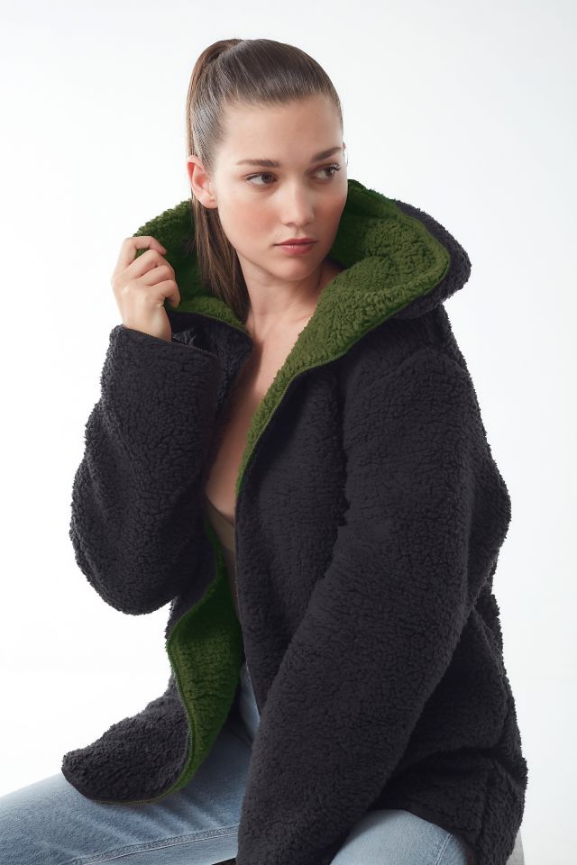 Manteau reversible douillet en peluche Carmella UO Urban Outfitters Canada