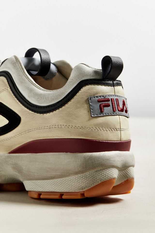 Dwars zitten gemiddelde Dor FILA UO Exclusive Distressed Disruptor 2 Sneaker | Urban Outfitters