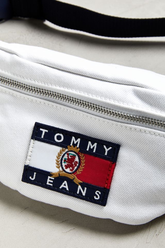 Tommy jeans crest 2025 heritage sling bag