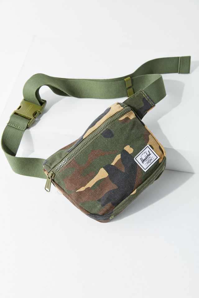 Herschel fanny pack urban outfitters sales