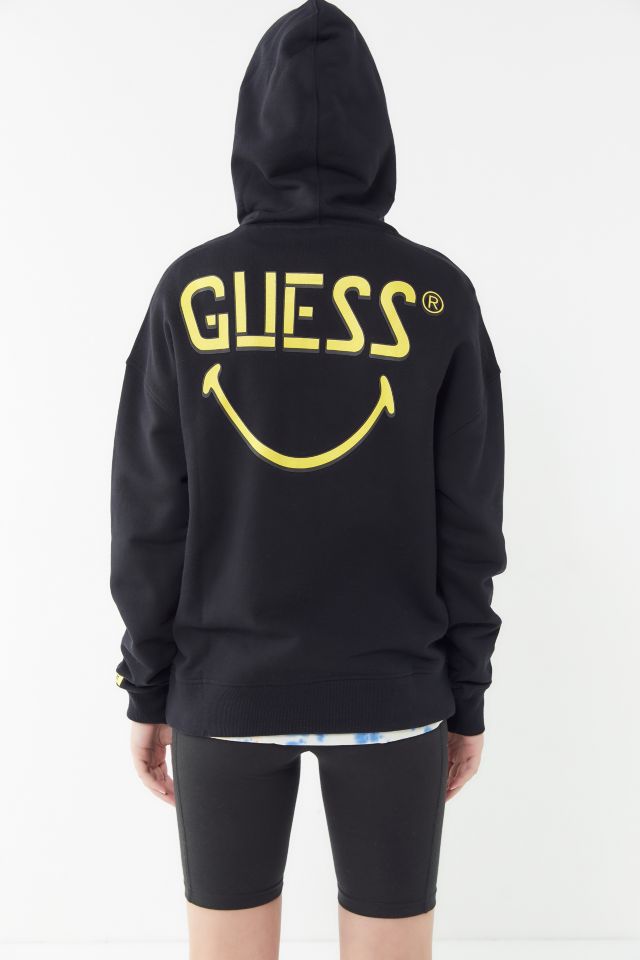 Måne nedsænket Sprællemand GUESS X Chinatown Market X Smiley UO Exclusive Hoodie Sweatshirt | Urban  Outfitters