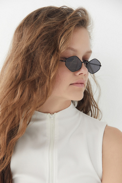 Lexi Slim Metal Diamond Sunglasses | Urban Outfitters display picture 2