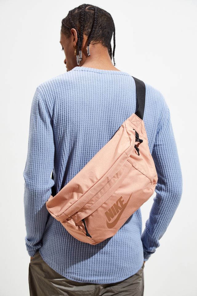 Nike fanny pack store urban outfitters