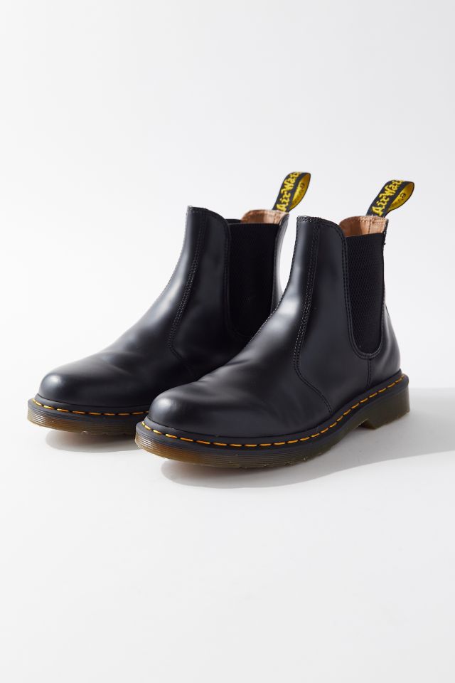 Dr. Martens 2976 Smooth Leather Chelsea Boot | Urban Outfitters