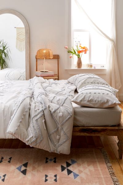 Urban outfitters popular anthropologie modern tufted hilo comforter white full/queen