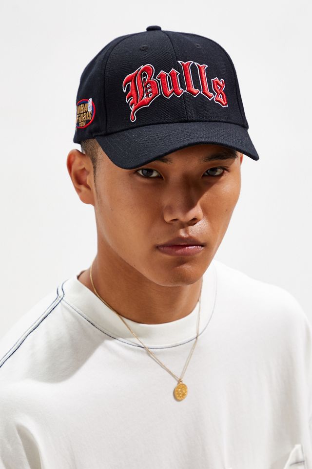 Mitchell & Ness Old English Chicago Bulls Snapback Hat   #1