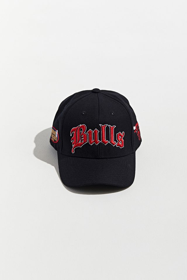 Mitchell & Ness Old English Chicago Bulls Snapback Hat   #2
