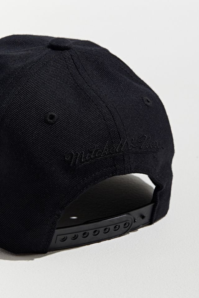 Mitchell & Ness Old English Chicago Bulls Snapback Hat   #4