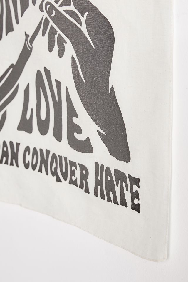 Tapisserie de drapeau Love Conquers de Brothers Design Co.  #2