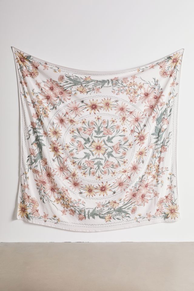 Urban Outfitters Lara フローラルタペストリー Urban outfitters lara floral hotsell tapestry