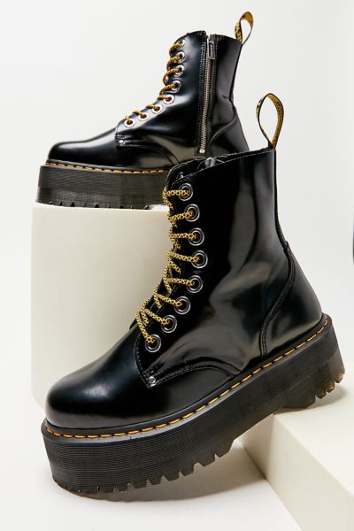 Dr martens urban outfitters canada hotsell