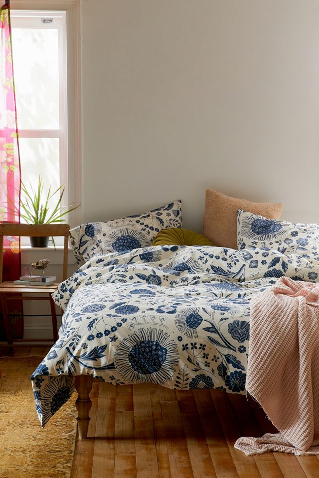 Shelby Contrast Woodblock Floral Duvet Set | Urban Outfitters