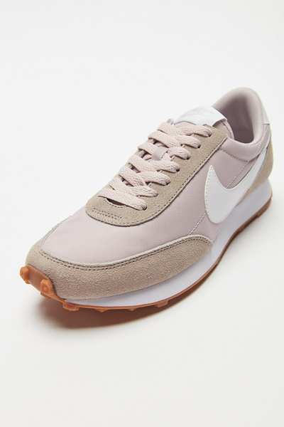 nike daybreak lightweight classic sneaker