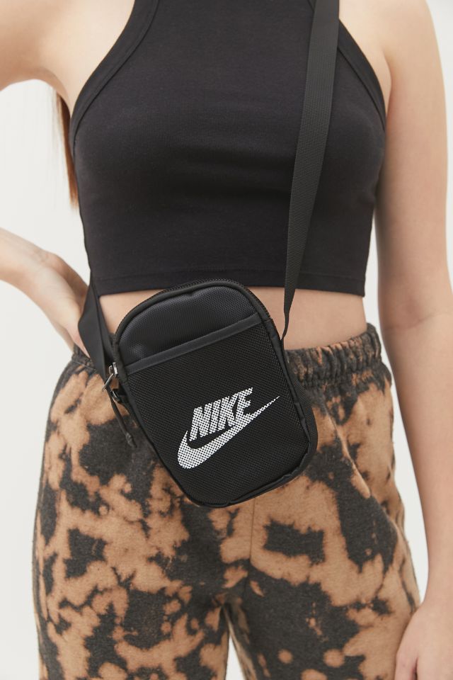 Nike fanny cheap pack urban outfitters