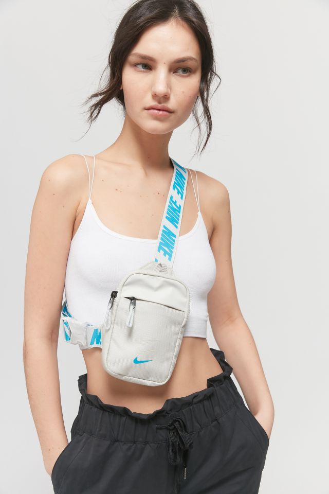 Urban outfitters 2025 nike bag