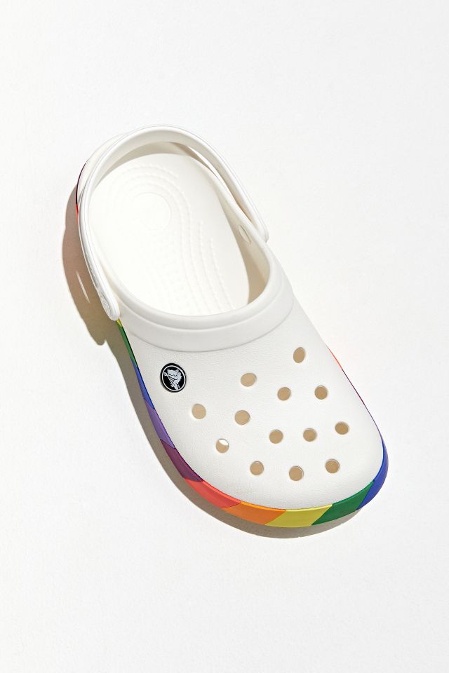 White crocs redelijk with rainbow stripe