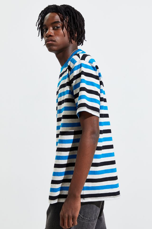 T-shirt à rayures noires et bleues exclusif à UO de GUESS  #3