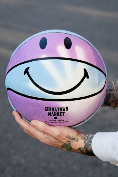 Chinatown Market UV Smiley Basket Ball T-Shirt 太陽光 Chinatown Market UV Smiley Basketball Tee White | END. (AR)