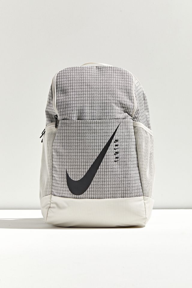 Urban outfitters 2025 nike bag