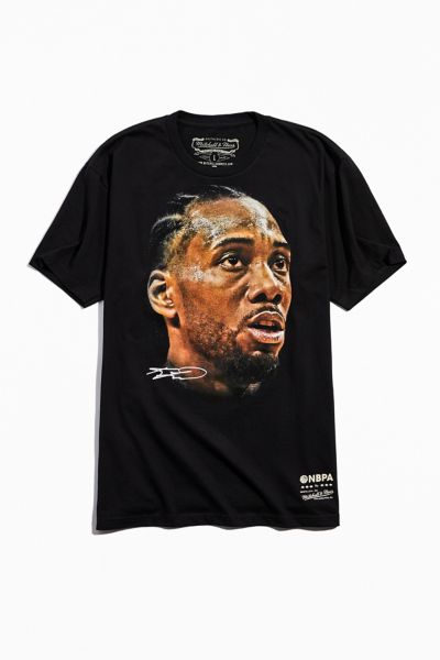 Mitchell & Ness Real Big Face Kawhi Leonard Tee | Urban Outfitters