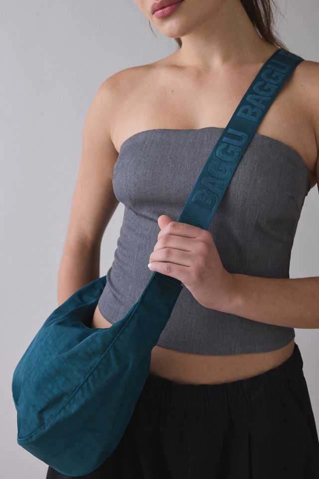 BAGGU ミディアム ナイロン クレッセント バッグ BAGGU Medium Nylon Crescent Bag | Urban Outfitters