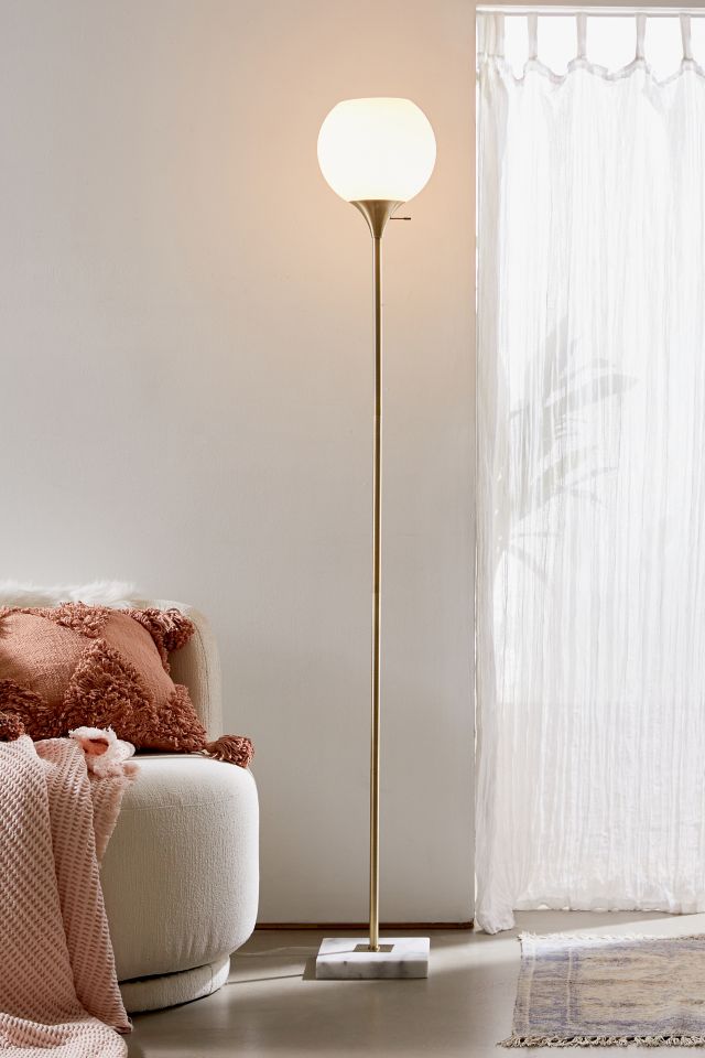 Narrow floor clearance lamp