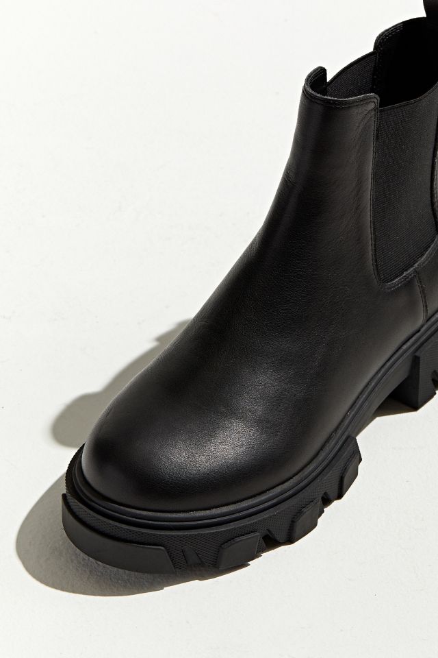 Urban outfitters 2025 black chelsea boots