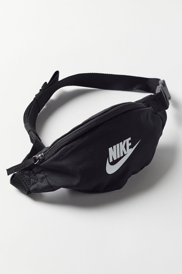 Nike Heritage Small Bag | Urban Outfitters