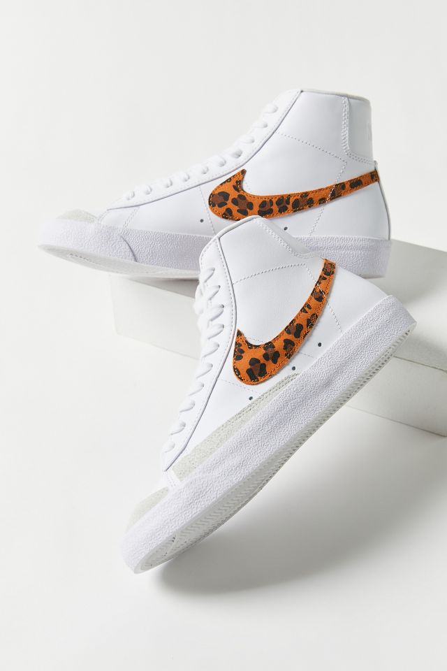 Broma Ajuste Escudero Nike Blazer Mid '77 SE Animal Print Sneaker | Urban Outfitters