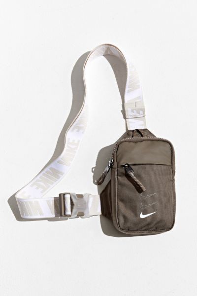 Nike fanny pack store urban outfitters