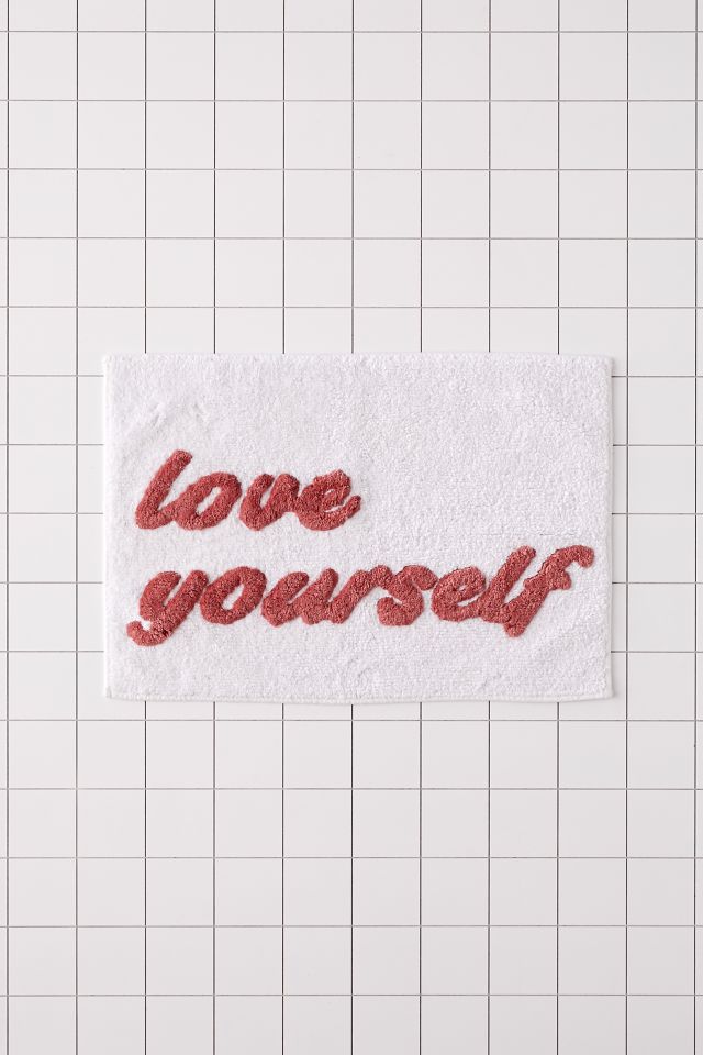 Tapis de bain Love Yourself | Urban Outfitters Canada