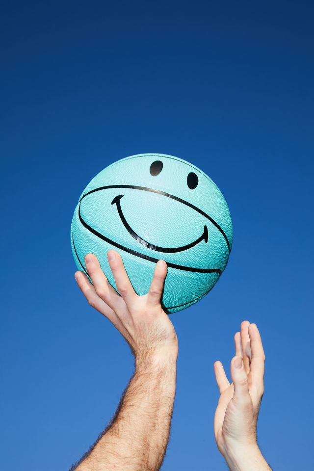 Urban Outfitters - 期間限定値下げ！日本未発売　smiley basket ball Market X Smiley Basketball | Urban Outfitters