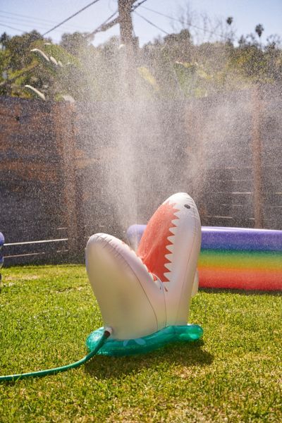 SUNNYLIFE Inflatable Sprinkler Shark Attack SUNNYLIFE Inflatable Sprinkler Shark Attack