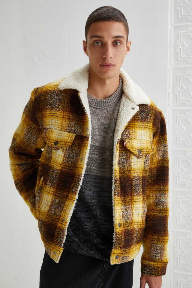 Levi's Vintage Fit Sherpa Lined Trucker Jacket | Urban Outfitters