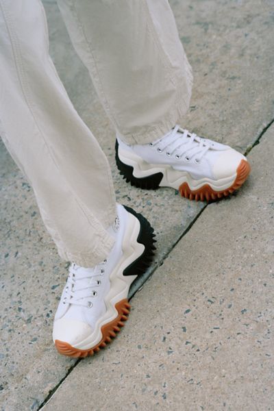 white converse run star motion