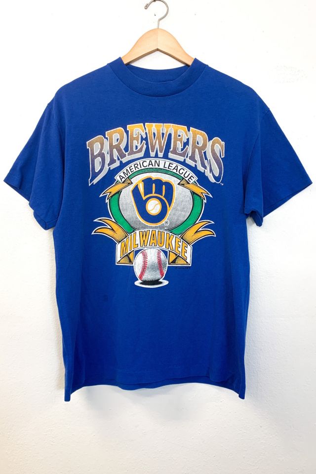 Vintage Milwaukee Brewers by © Buck Tee Originals - Milwaukee Brewers -  T-Shirt