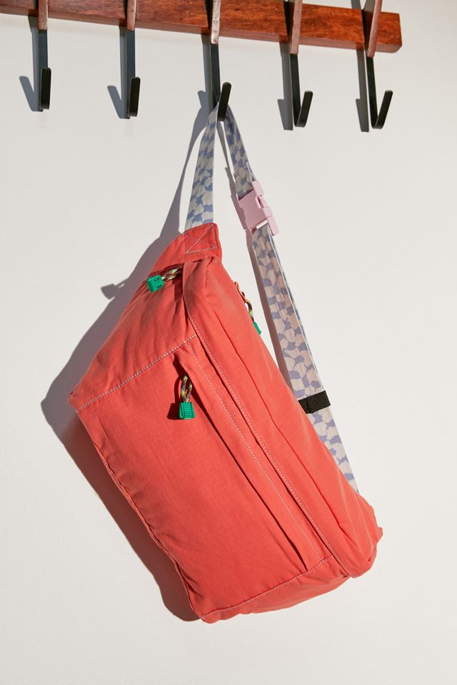 urban outfitters sling bag