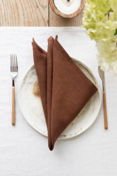 Magiclinen Napkin Set In Chocolate Brown At Urban Outfitters