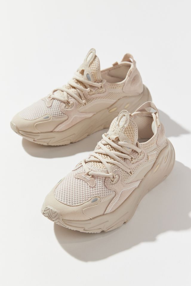 Fila ray best sale tracer urban outfitters