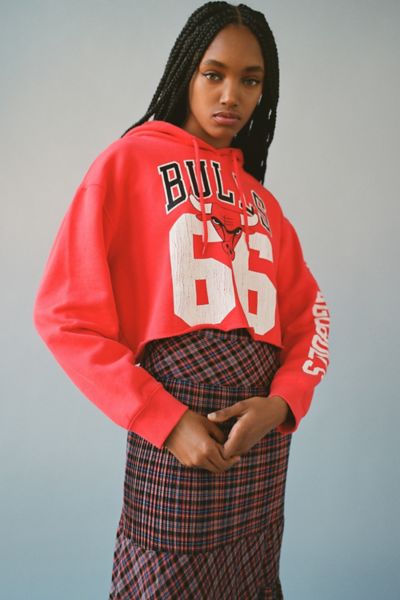 Chicago Bulls Cropped Hoodie Sweatshirt | Urban Outfitters Canada