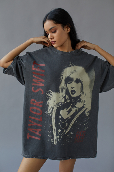 Red (Taylor’s Version) UO Exclusive Taylor Swift Graphic T-Shirt Dress