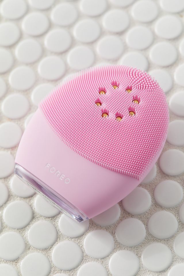 Foreo LUNA 3 Plus Smart Facial Cleansing Device | Urban Outfitters