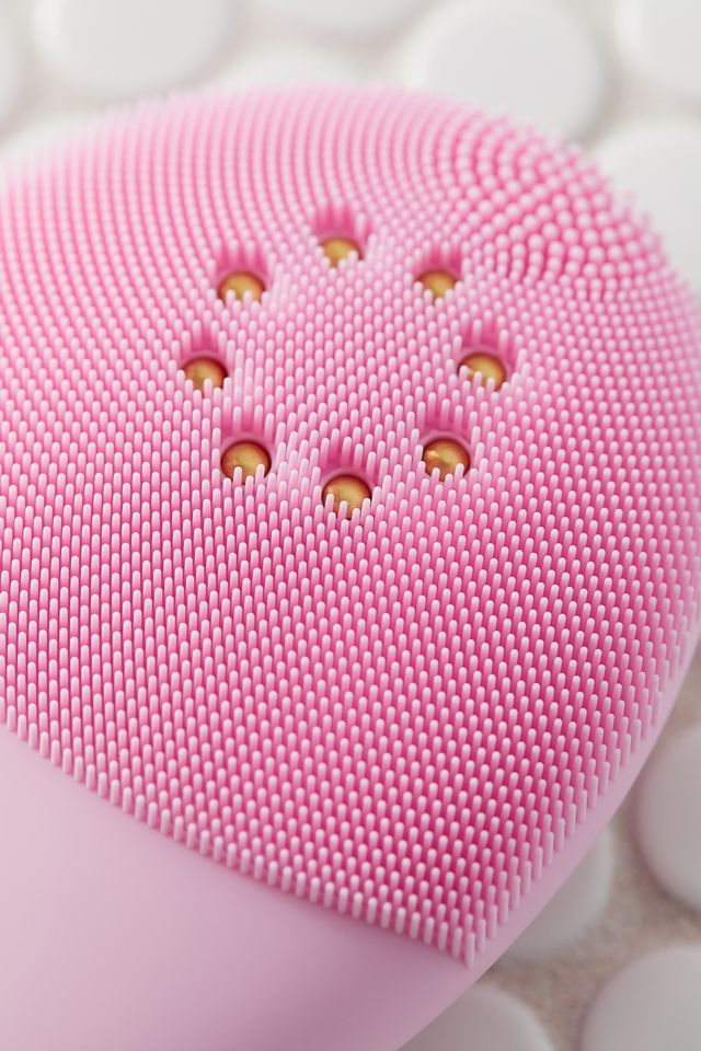 Foreo LUNA 3 Plus Smart Facial Cleansing Device | Urban Outfitters