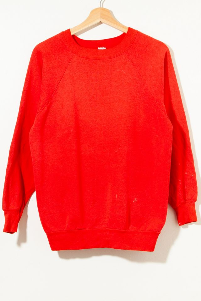 80s Vintage Distressed Red Raglan Crewneck Sweatshirt | Urban Outfitters