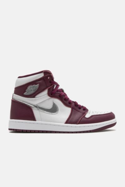 Nike Air Jordan 1 Retro High Og 'Bordeaux' Sneaker - 555088-611 | Urban  Outfitters