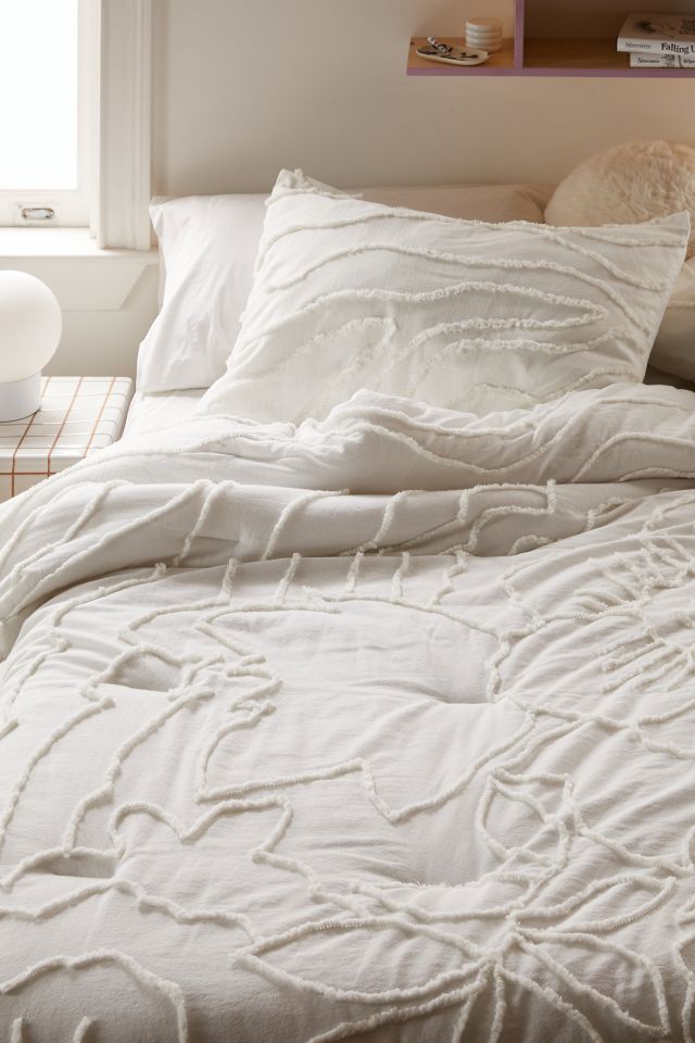 Urban outfitters anthropologie modern tufted hilo on sale comforter white full/queen