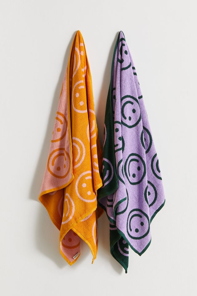 BAGGU Reversible Happy Face Bath Towel | Urban Outfitters Canada