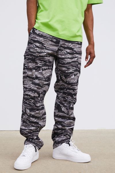 urban outfitters camo cargo pants